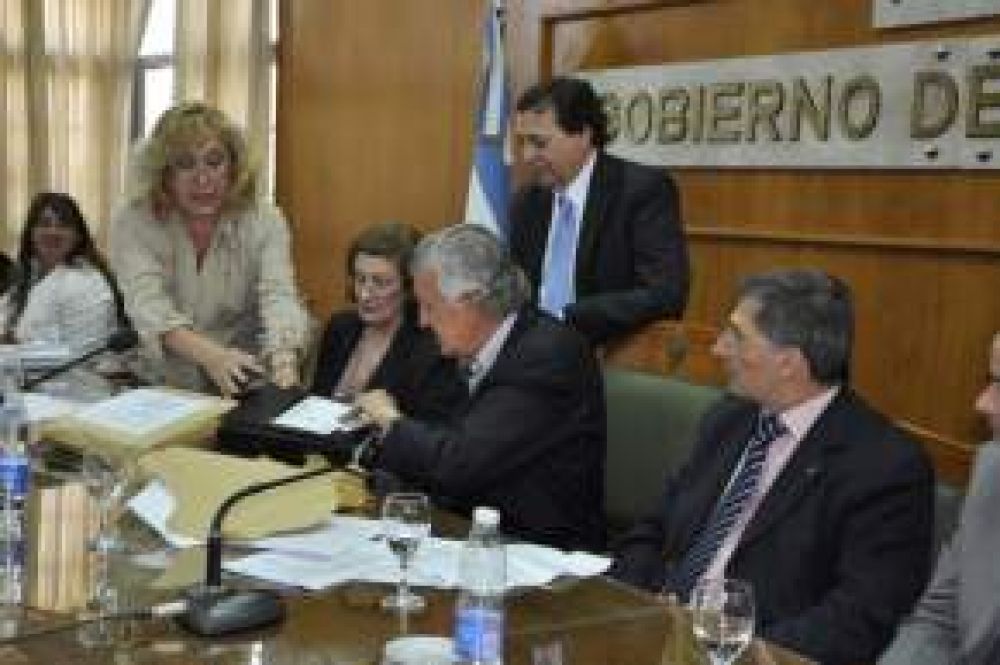 Inician apertura de sobres de la licitaci�n para Escuelas y ENIs