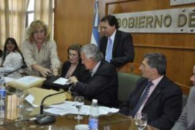 Inician apertura de sobres de la licitaci�n para Escuelas y ENIs