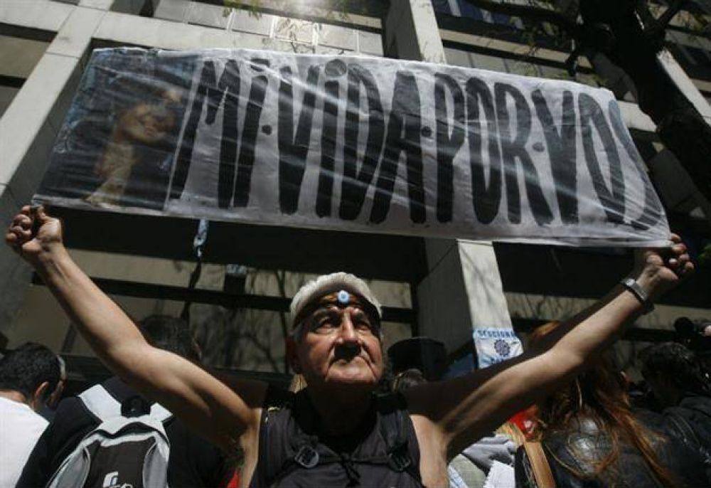 Reapareci� "El se�or de los carteles" durante la vigilia kirchnerista en Favaloro