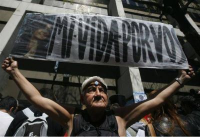 Reapareci� "El se�or de los carteles" durante la vigilia kirchnerista en Favaloro