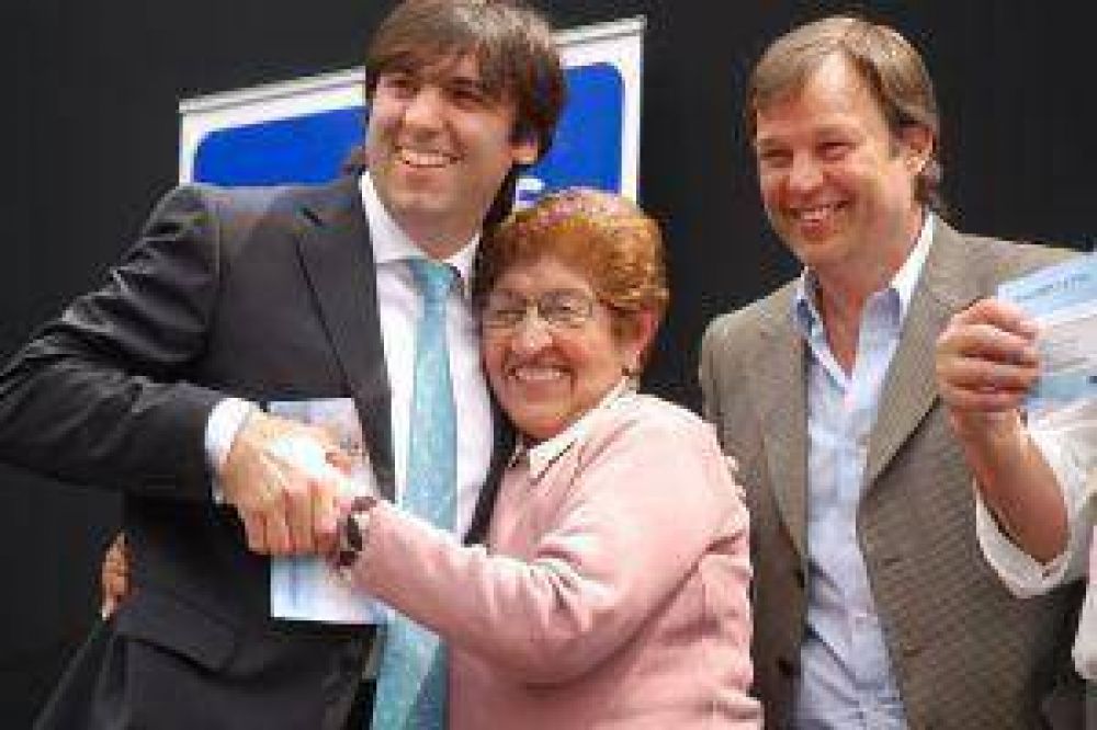 Bossio entreg� certificados de Procrear en Almirante Brown Diego Bossio y Mariano Cascallares.