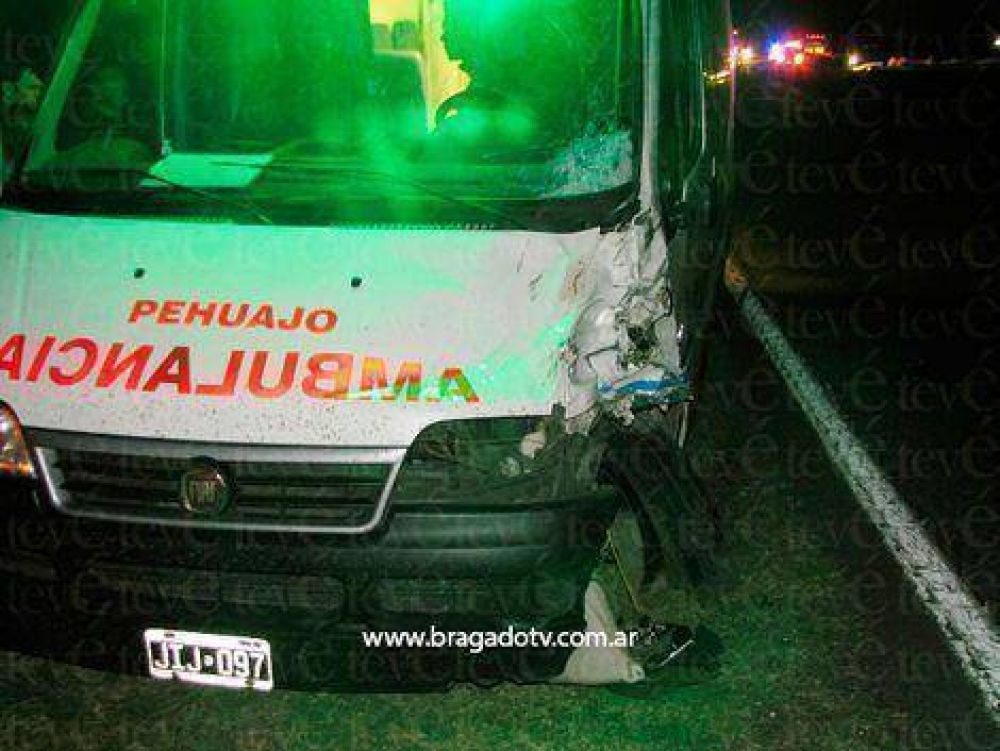 Un motociclista muerto al ser arrollado por una ambulancia 