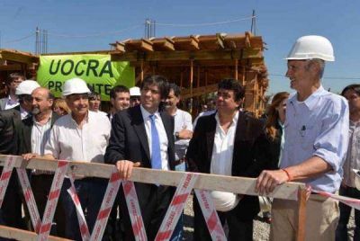 Bossio y Espinoza entregaron netbooks y visitaron viviendas de PRO.CRE.AR