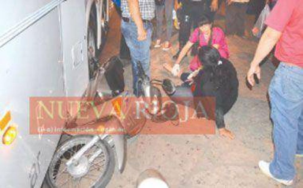 Una mujer fracturada al chocar con un colectivo en el centro
