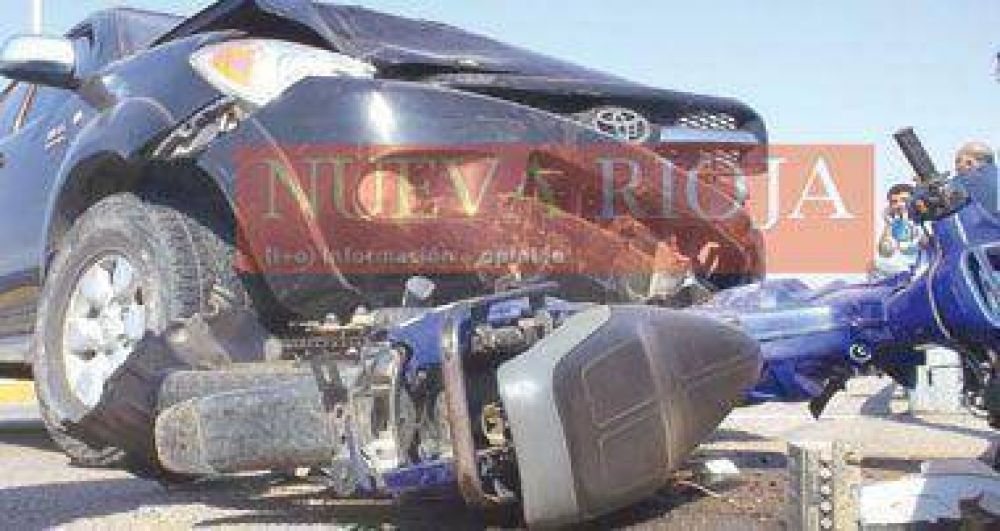 Camioneta sin control atropell� a una motocicleta en el Acceso Sur