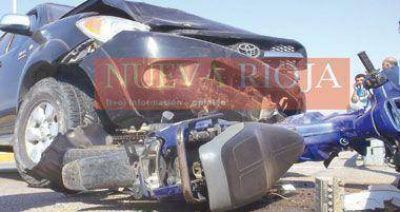 Camioneta sin control atropell� a una motocicleta en el Acceso Sur