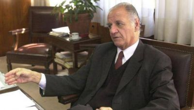 El polic�a que cambi� droga por alfalfa seguir� detenido