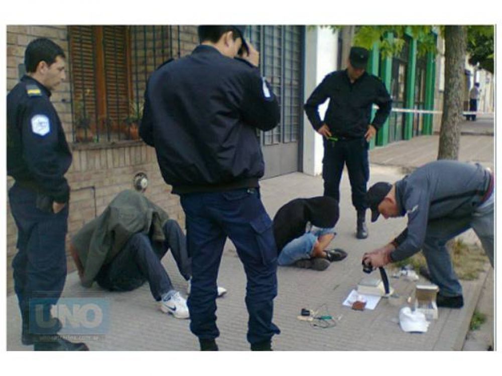 Dos menores detenidos con marihuana y coca�na en Paran�