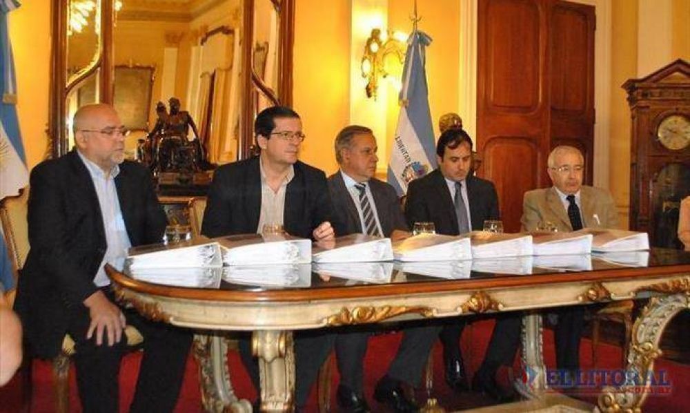 Antes de enviar a Naci�n, presentaron el proyecto ejecutivo del puerto de It� Ibat�