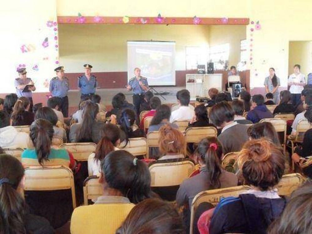 La Polic�a Comunitaria brind� una charla preventiva a los alumnos del Bolp 17 de Posadas