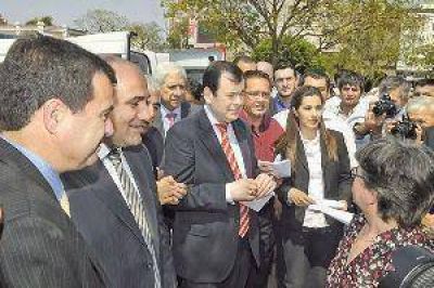 El gobernador y Manzur entregaron 25 ambulancias