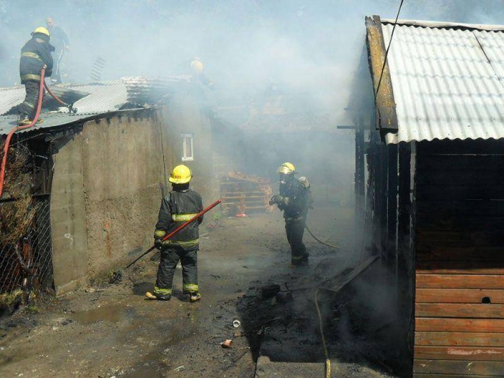Incendio destruy� tres casas en el barrio Matadero