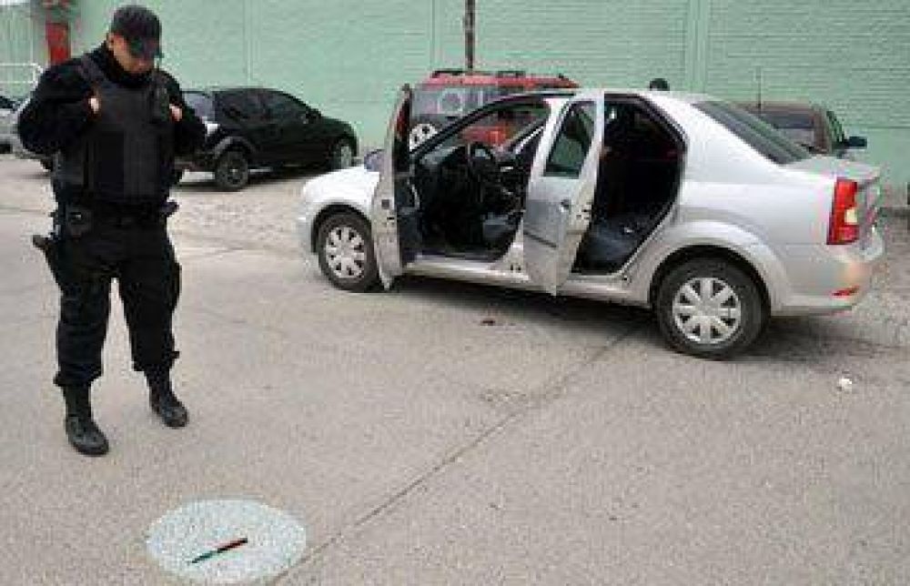 Intent� degollar a su profesora