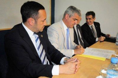 El Gobierno provincial firm� convenios con la UNSL