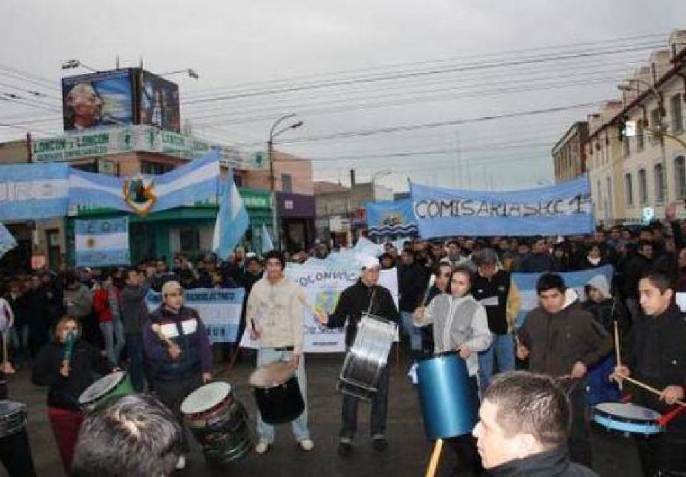 Polic�a convoca al reclamo desde las dos de la madrugada