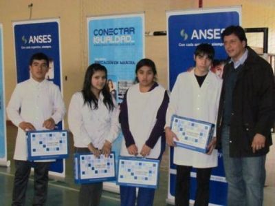 Se cumpli� hoy en R�o Gallegos, la tercera etapa de entregas de netbooks en colegios secundarios