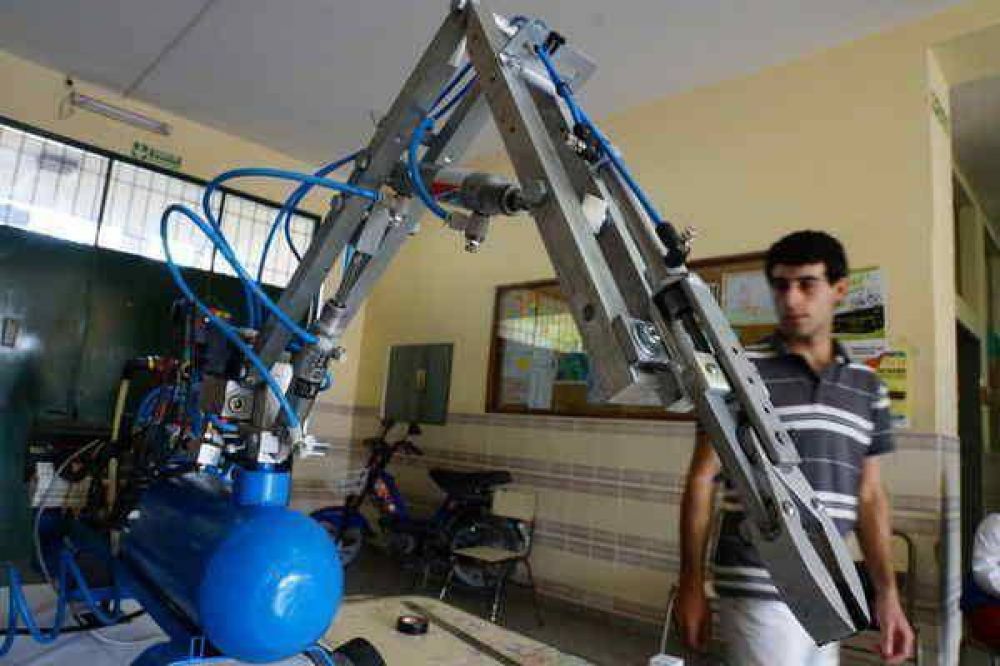 EL INDUM�VIL II, ELABORADO POR ALUMNOS DE LA ESCUELA T�CNICA NRO. 2, PARTICIP� DE UNA MUESTRA EN LA PLATA