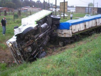 Un cami�n volc� en Ruta 205
