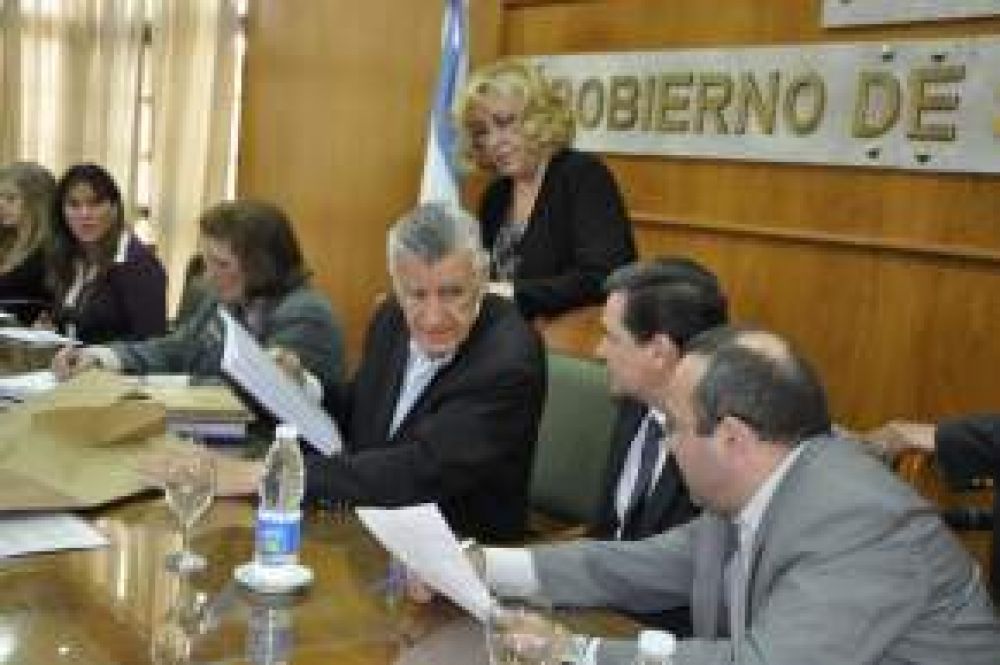 Continu� la apertura de sobres para construir una escuela en Sarmiento y otra en Santa Luc�a