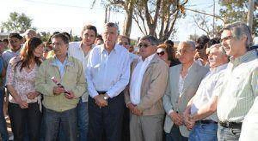 M�s alumbrado y mejoras en escuelas de 25 de Mayo