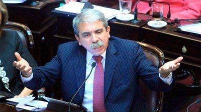 Son "de est�pidos para abajo" quienes critican a Boudou