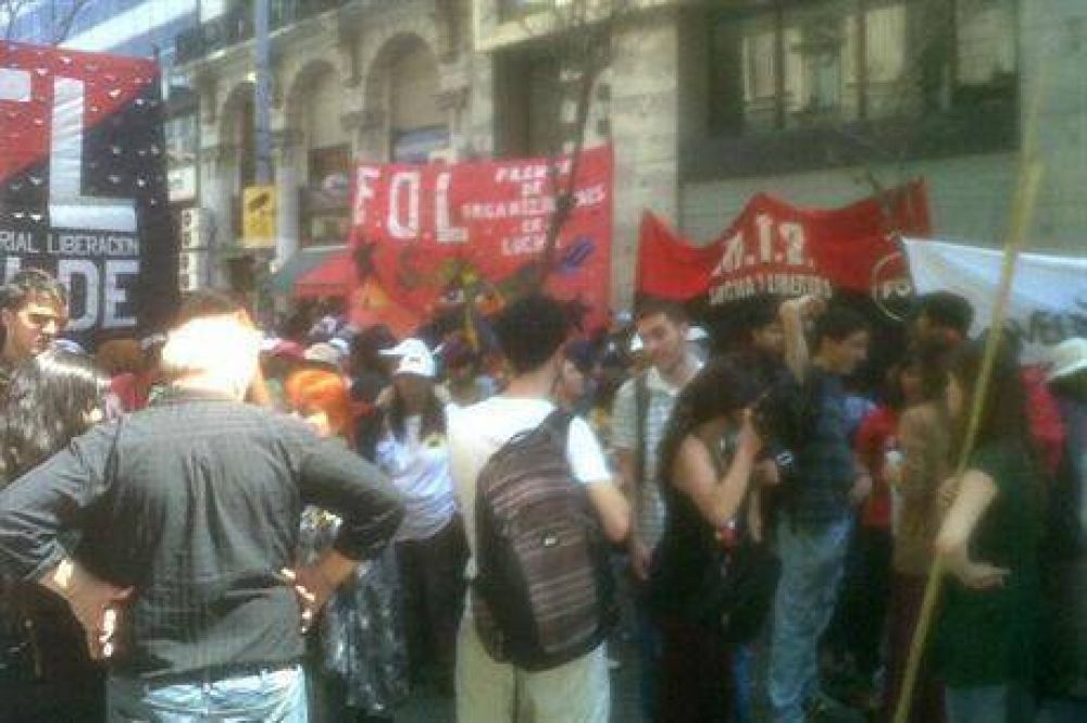 Manifestantes protestaron en la legislatura porte�a en defensa de la urbanizaci�n de las villas
