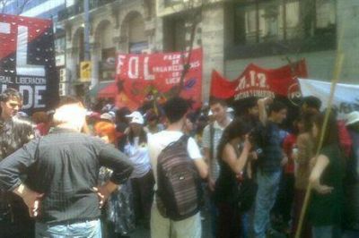 Manifestantes protestaron en la legislatura porte�a en defensa de la urbanizaci�n de las villas