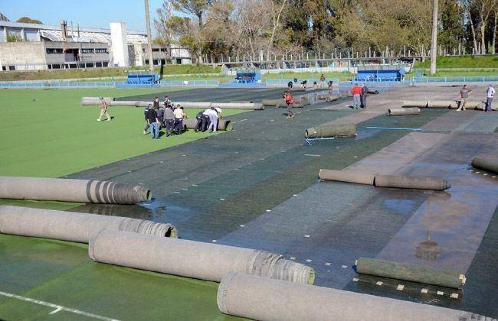 Comenzaron los trabajos de recambio de c�sped sint�tico de la cancha de h�ckey