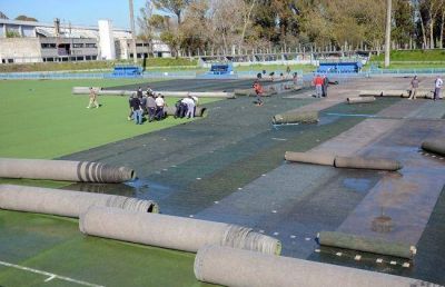 Comenzaron los trabajos de recambio de c�sped sint�tico de la cancha de h�ckey