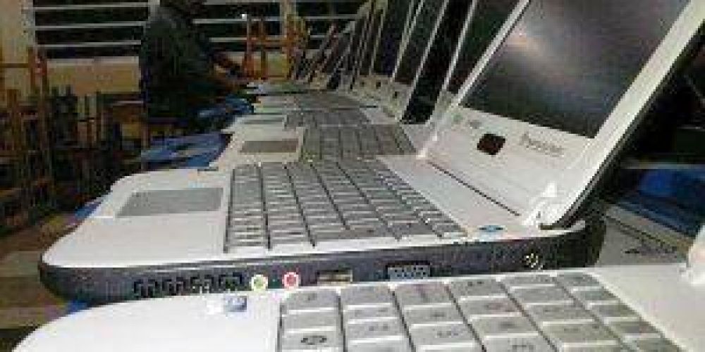 Contin�a la entrega de netbooks para alumnos de Institutos Superiores