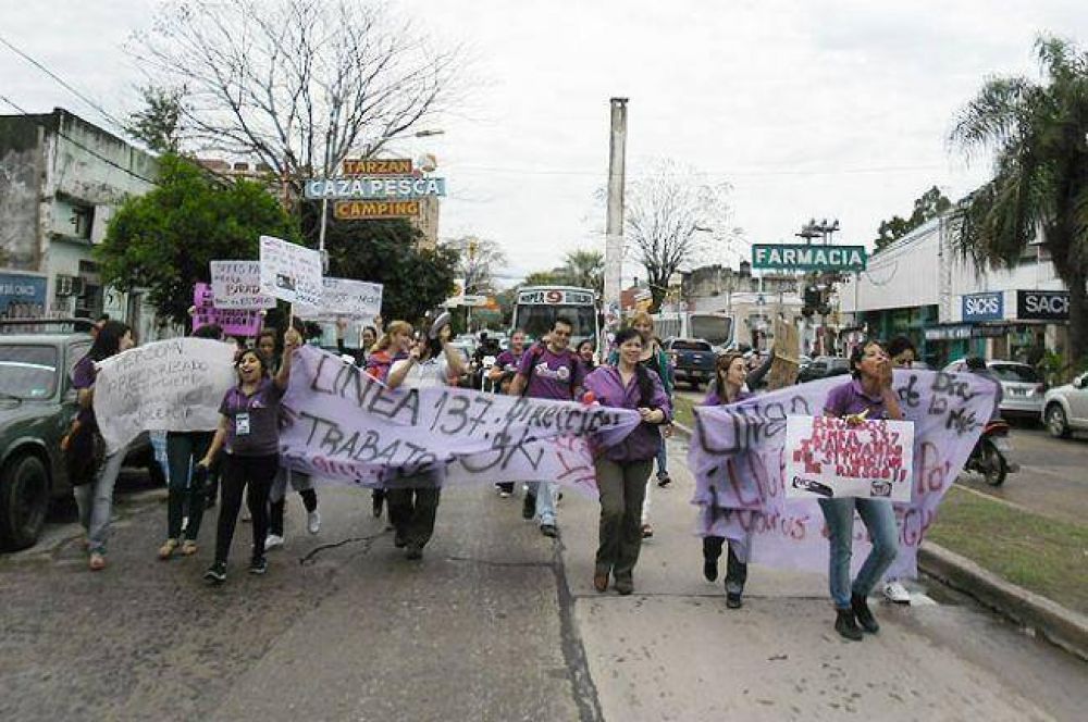 Becados de la L�nea 137 reclamaron contra la precarizaci�n laboral