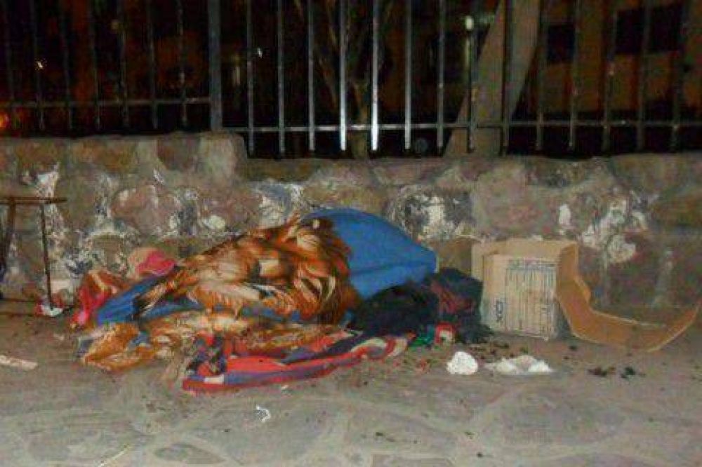 Muchos anuncios, pero poca acci�n real de gobierno: vecinos advierten que anciano duerme nuevamente en la calle