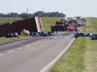 Vuelco y derrame de sustancias t�xicas, en la Ruta 3