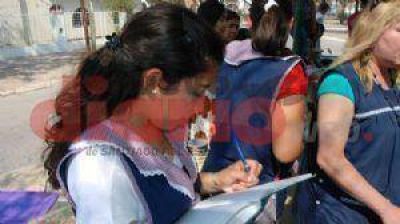 Los docentes suman firmas a la campa�a por Mama Antula