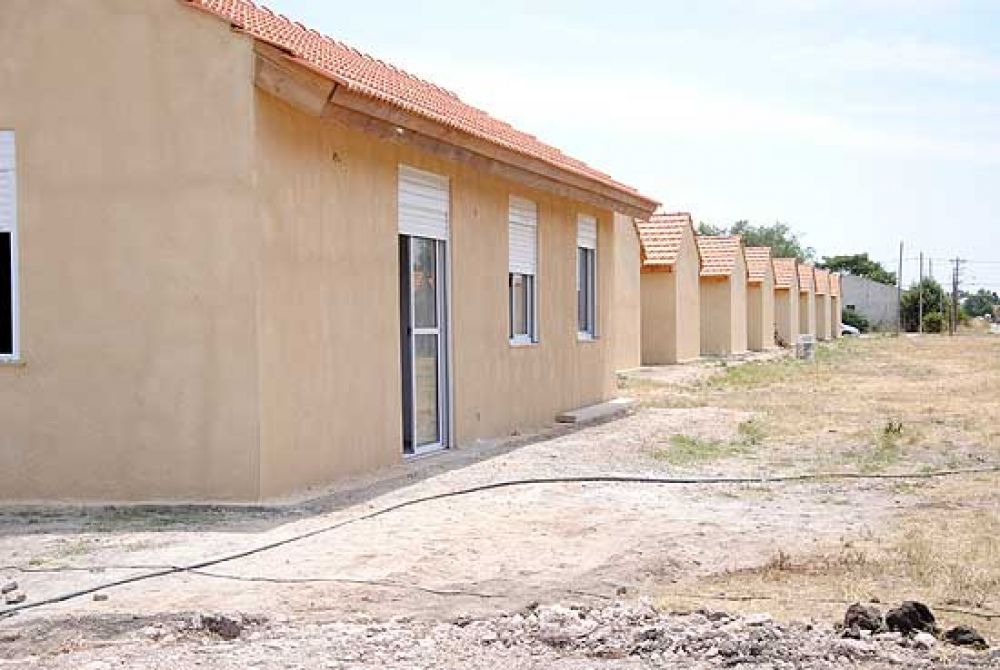 Anuncian acuerdo para finalizar viviendas de barrio Educadores