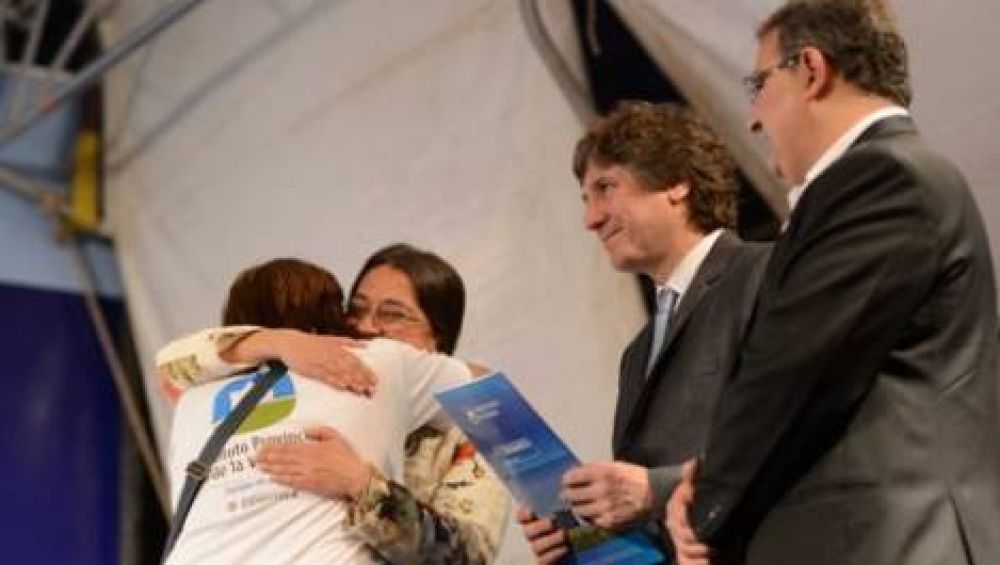 Junto a Boudou, Corpacci entreg� 130 viviendas en la Capital
