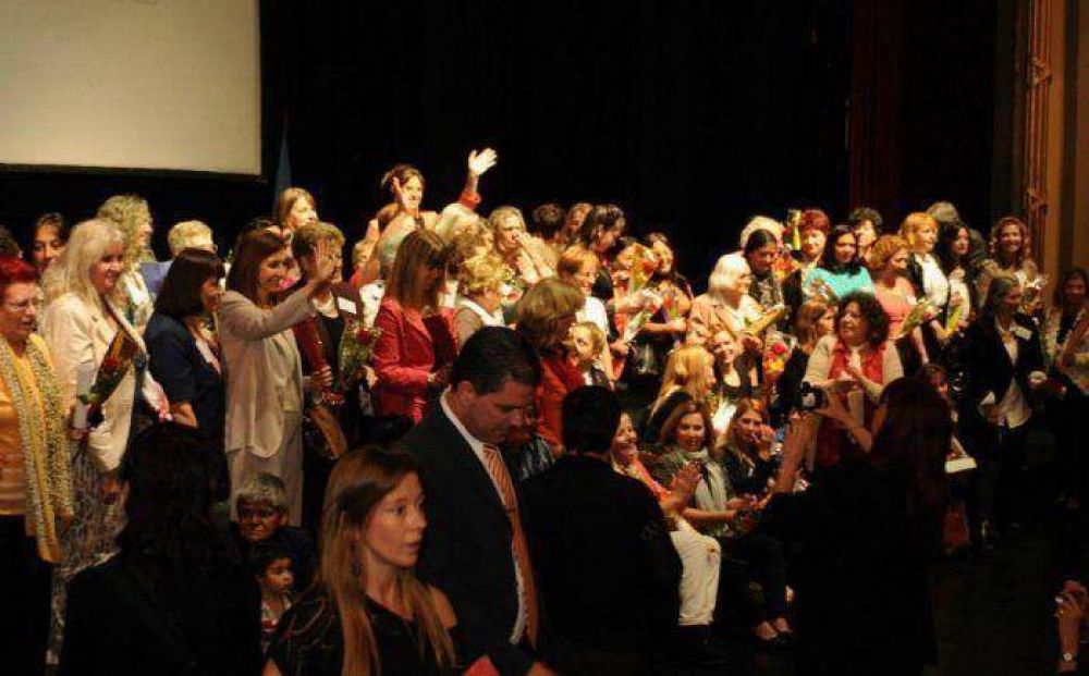 Cuatro mujeres azule�as fueron reconocidas por el Honorable Senado de la Provincia de Buenos Aires
