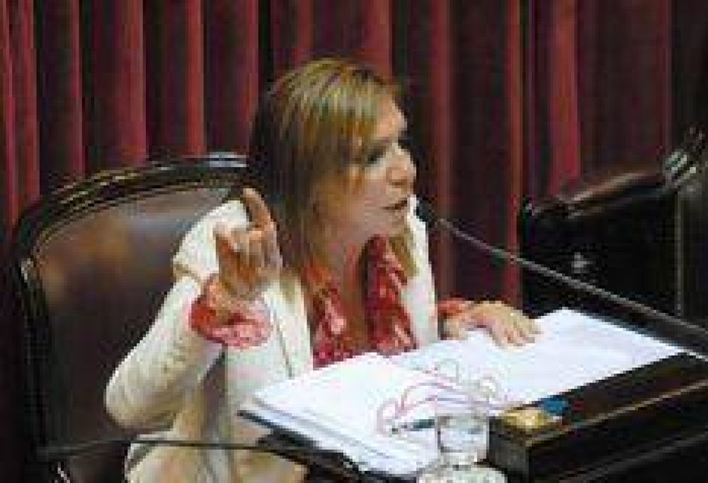 Roxana Latorre: "Reutemann vota igual que Giustiniani"