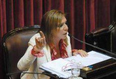 Roxana Latorre: "Reutemann vota igual que Giustiniani"