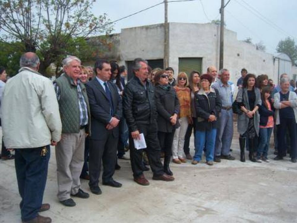 Se inauguraron 10 nuevas cuadras de hormig�n