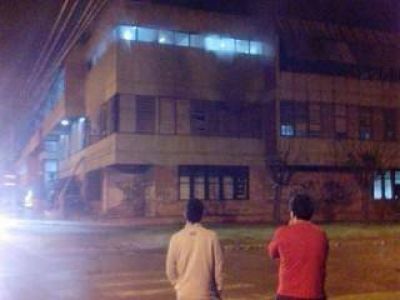 Susto en el Colegio Industrial por el incendio en uno de los salones