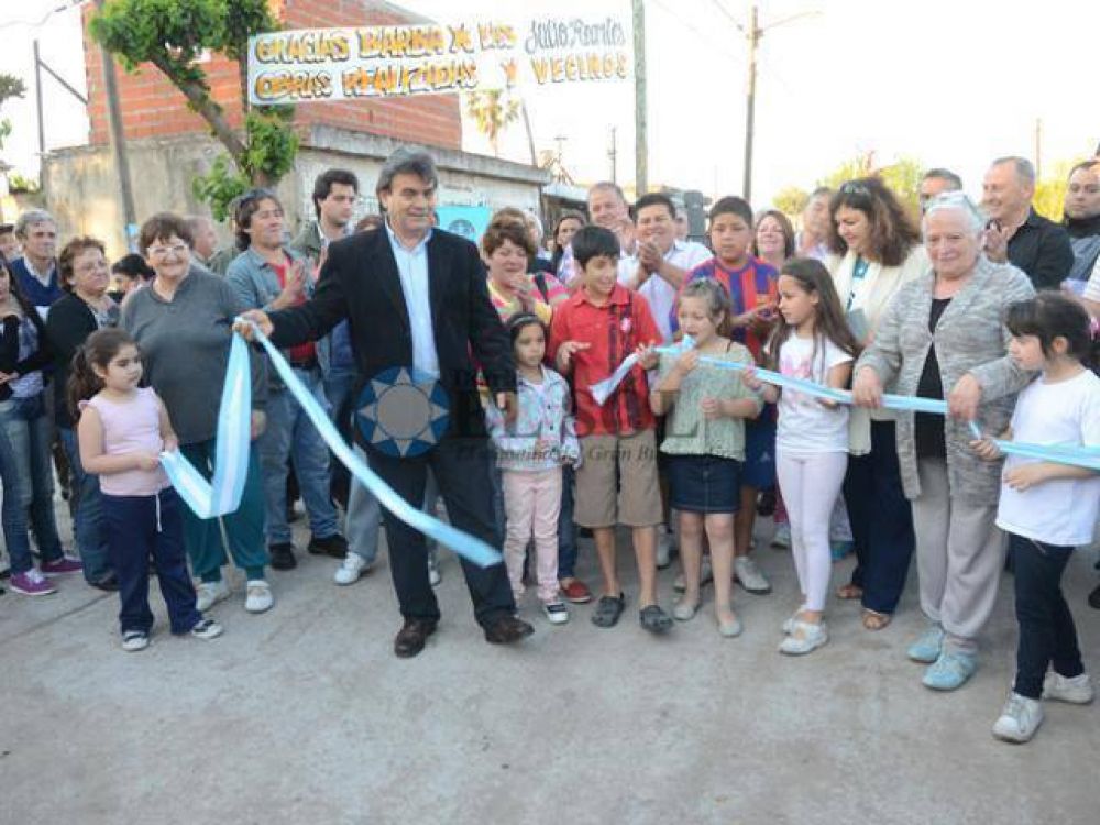 Inauguraron m�s pavimentos