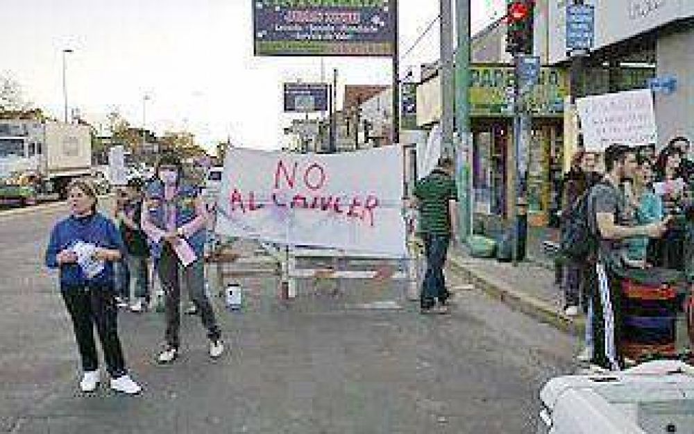 Vecinos de Lomas luchan por el desmantelamiento de una antena