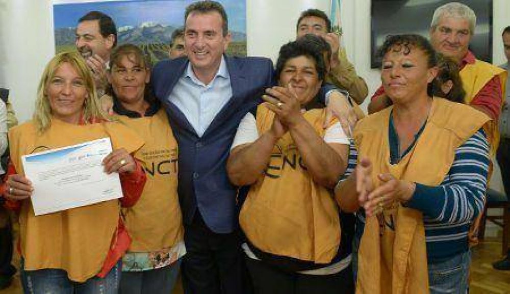 P�rez entreg� m�s de $32 millones para numerosas cooperativas de Mendoza