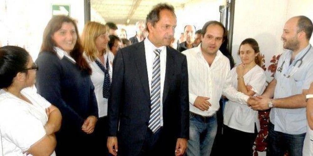 El gobernador Scioli visit el Hospital de Navarro y dijo que se iba conmovido por el afecto demostrado por la gente del pueblo