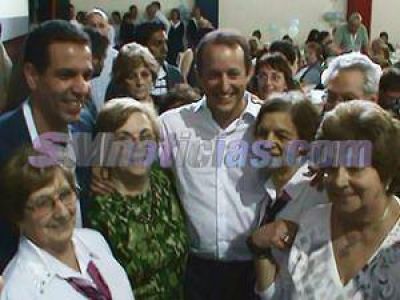 Martín Insaurralde, y los candidatos locales del FpV, compartieron un almuerzo con jubilados