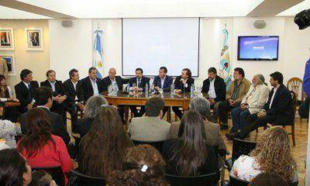 P�rez entreg� fondos a cooperativas y pidi� "defender el modelo y no perder la memoria"