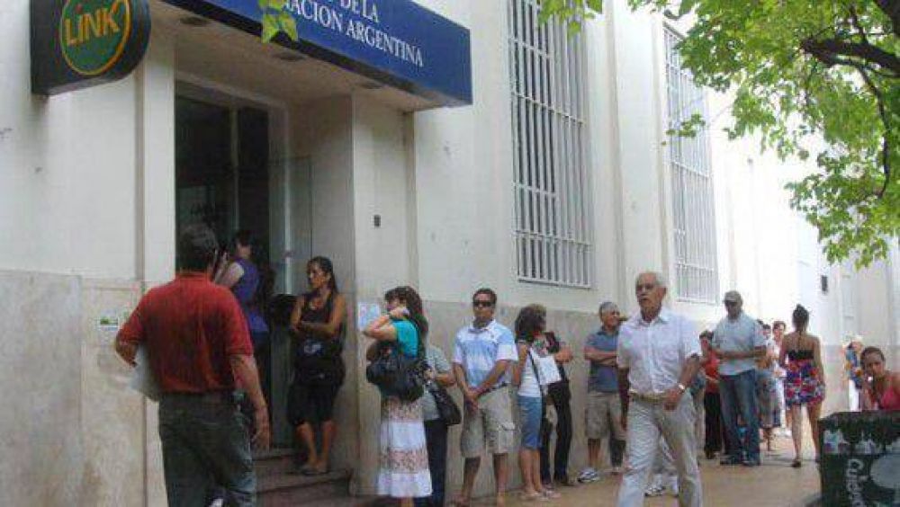 Colapso en sucursales del Naci�n por el amague de paro del bancario