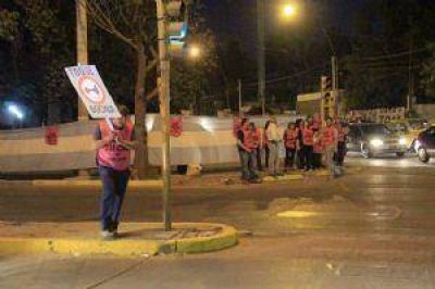 Los judiciales reclamaron a bocinazos por mejoras laborales