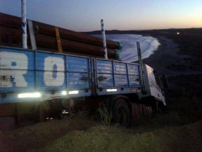 Se salvo de milagro y quedo colgado del precipicio